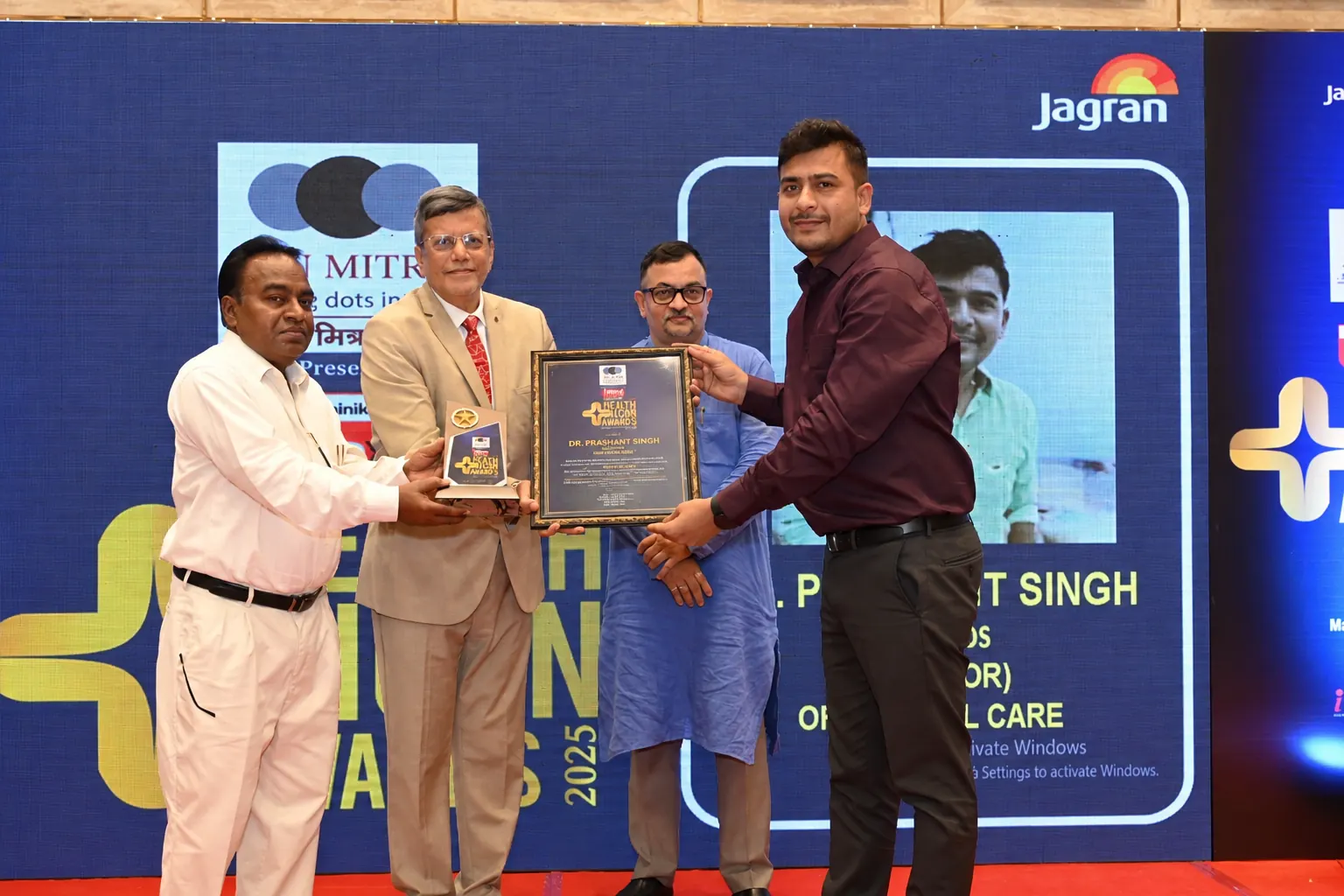 Dr. Prashant Singh receiving the Health Icon Award 2025 on stage